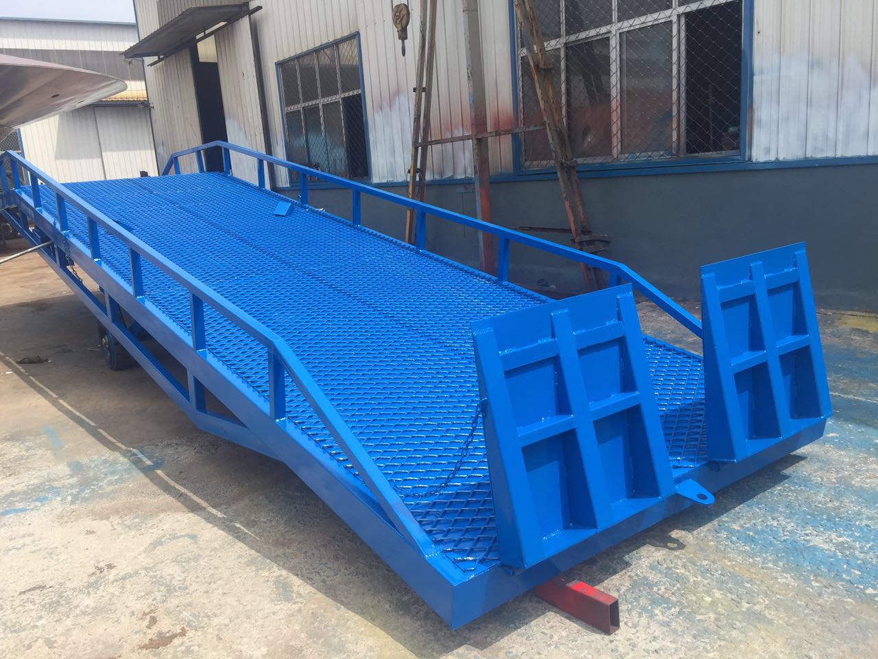 盛金機(jī)械廠家分析移動(dòng)登車(chē)橋出現(xiàn)異常現(xiàn)象的原因(圖3) \